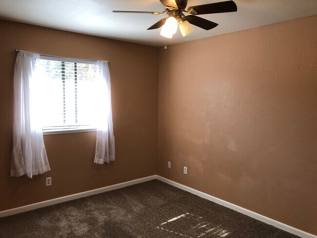 Building Photo - 1123 Cedar Creek Dr. #4, Modesto, CA 95355