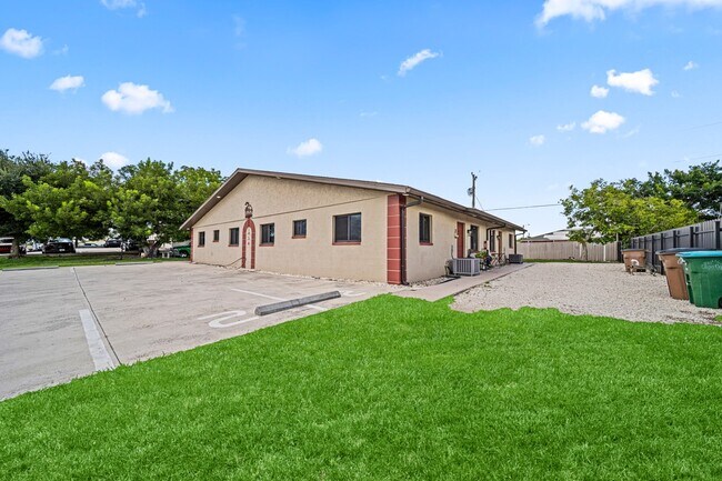 Foto del edificio - 709 SE 8th Terrace