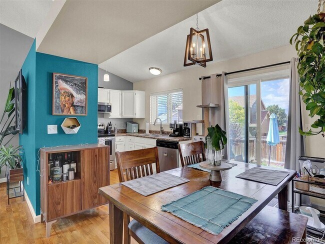 Foto del edificio - Stunning 5 Bed 3 Bath Home!!!