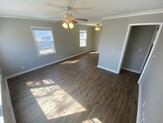 Building Photo - Newly Renovated 3 Bed 1 Bath