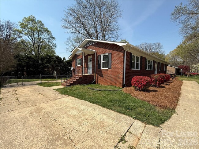 Building Photo - 851 Fieldstone Rd