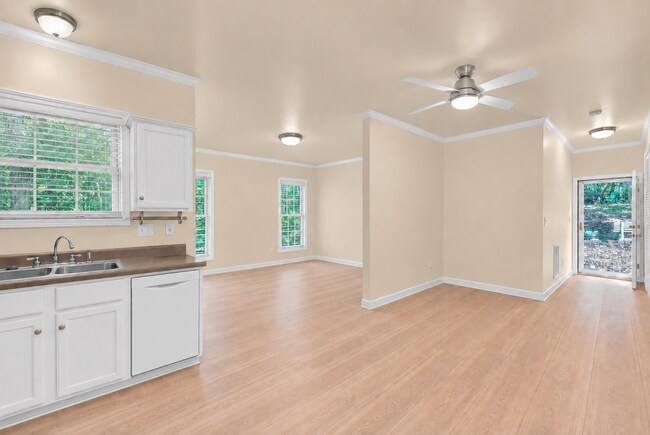 Building Photo - Greenville Studio Apartment