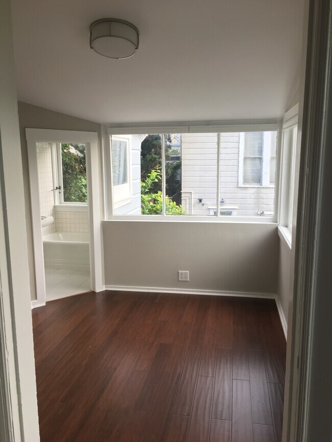 Building Photo - 715-715 1/2 Lyon St