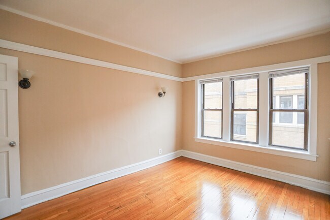 Building Photo - 5052 N Kenmore Ave
