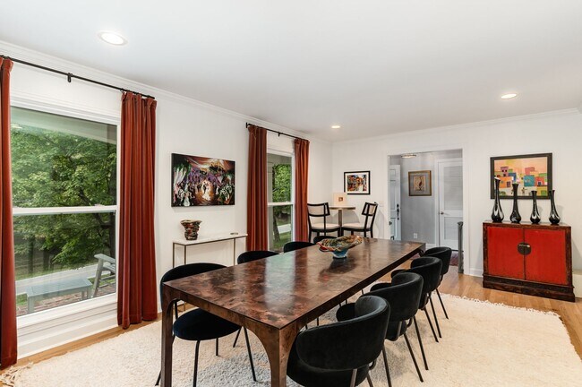 Foto del edificio - 5817 Fredericksburg Drive – Forest Hills |...