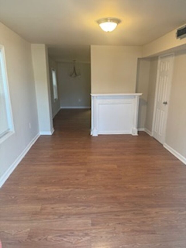 Building Photo - Beautiful Row Home for You! Washer/Dryer I...