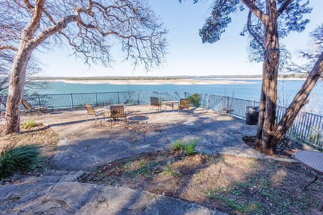 Foto del edificio - 3 Bed 3 Bath Condo on Lake Travis