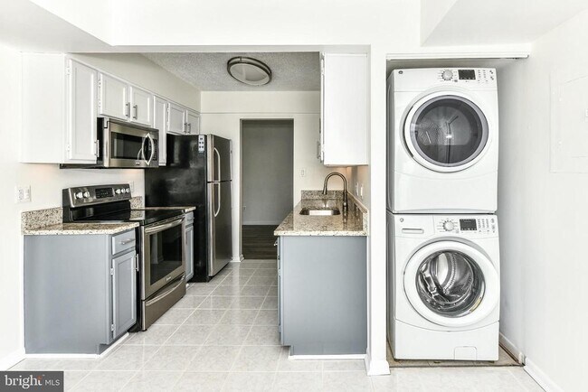 Building Photo - 10204 Bushman Dr