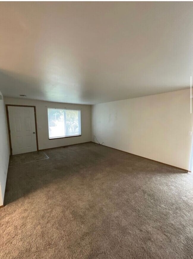 Building Photo - 2 bed 1 bath Duplex (corner lot)