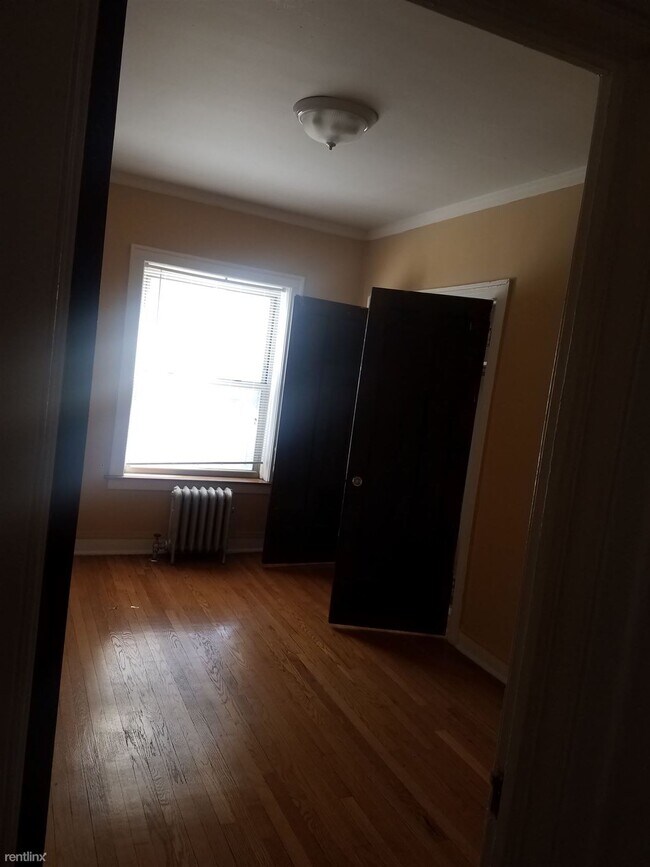 Foto del edificio - 2 br, 1 bath Apartment - 1732 E 70th St Apt 3