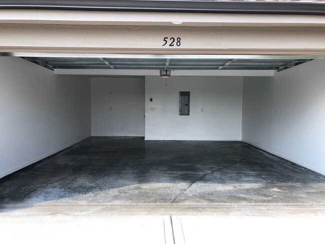 Building Photo - Newer 2 Bed 2 Car Single Level Attached Vi...