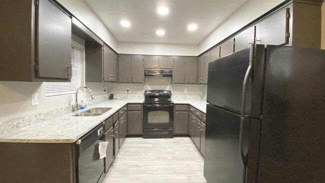 Building Photo - 846 School Rd