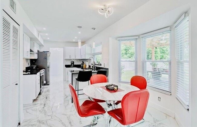 Photo - 128 Royal Pine Cir N House