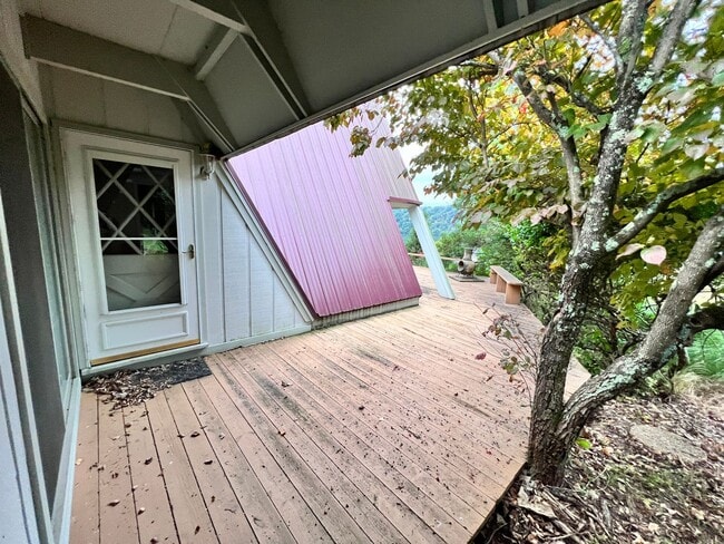 Foto del edificio - Three Bedroom Home available in Lakeview S...