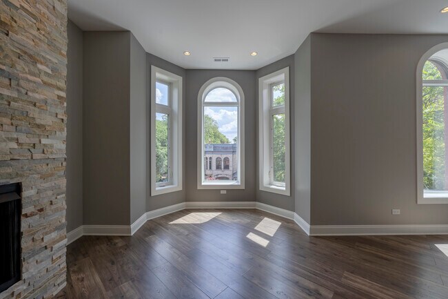 Building Photo - 1254 N Hoyne Ave