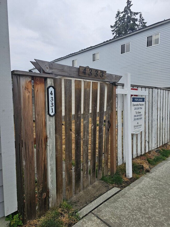 Foto del edificio - For Rent:  South Tacoma duplex 2 bed 1 bath with washer/dryer - Avail NOW!