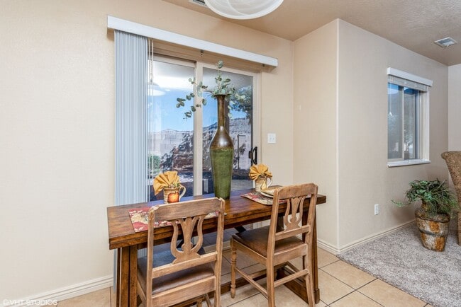 Building Photo - 3 Bedroom Townhome with Private Patio