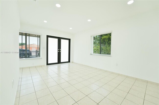 Building Photo - 3029 SW 25th Ter