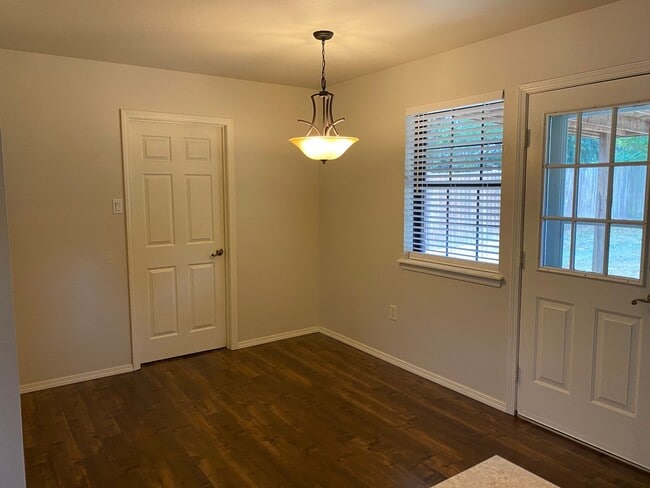 Building Photo - 606 Shadow Dr