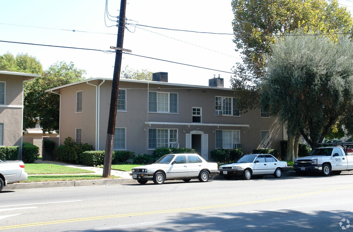 Foto del edificio - 5906 Hazeltine Ave