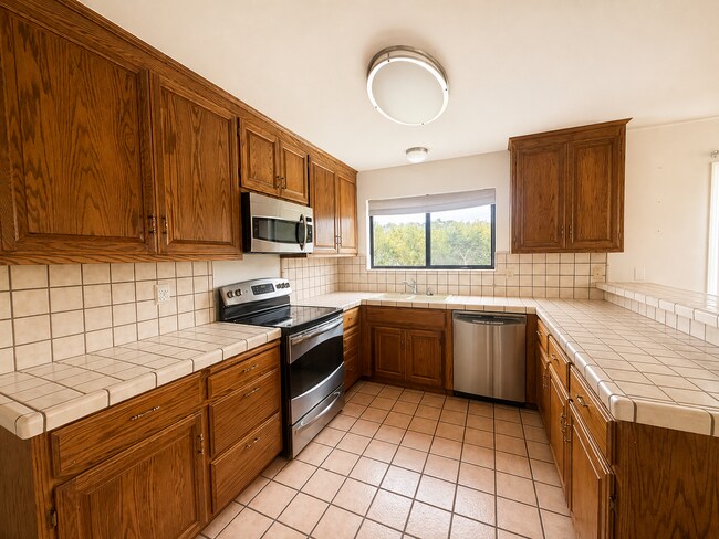 Building Photo - Beautiful Royal Oaks Home