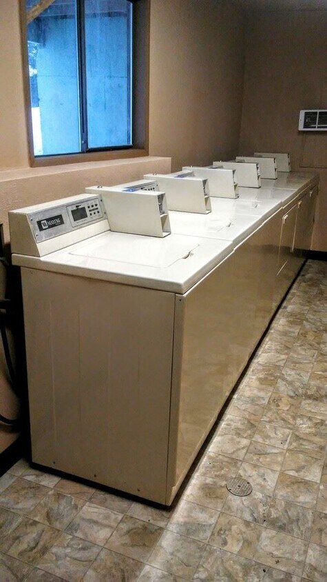 Foto del edificio - 523 W Crest Dr