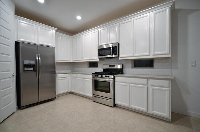Building Photo - 319 Pinnacle Ridge Dr