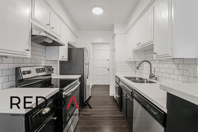 Building Photo - 2065 Rodney Dr