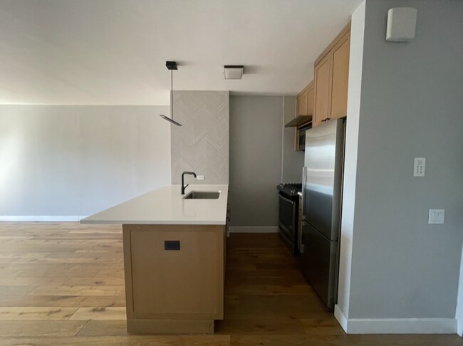 Building Photo - 560 W 43rd St