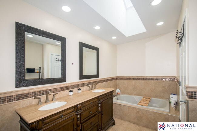 Building Photo - 37709 Glengrove Dr