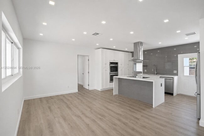 Building Photo - 1081 NE 166th St