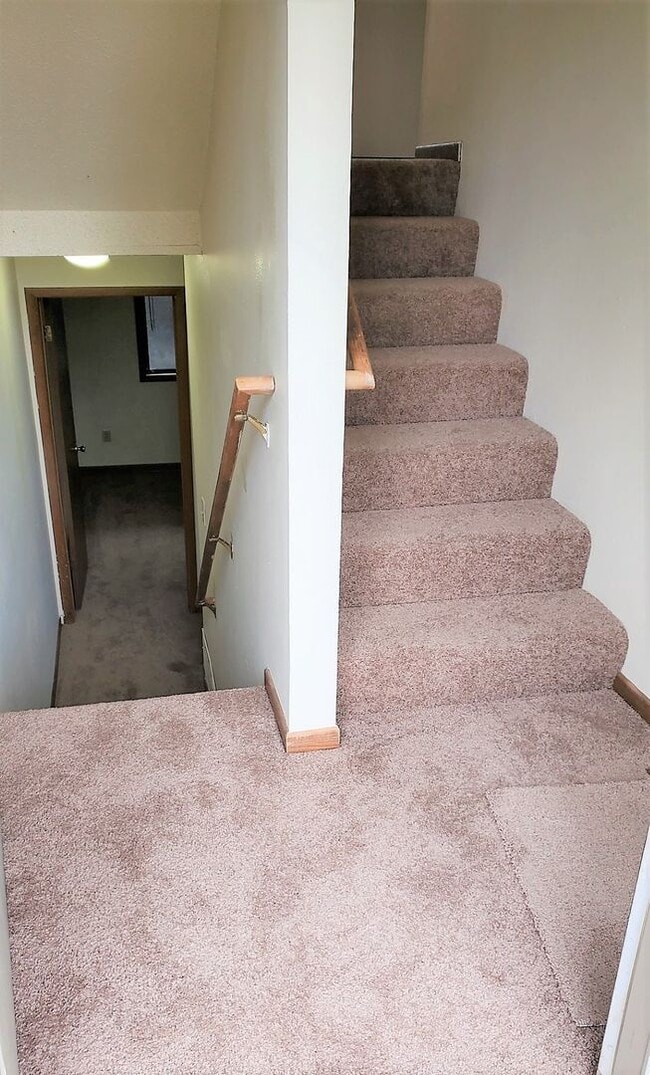 Building Photo - $1425 | 2 Bedroom + Den, 2.5 Bathroom TOWN...
