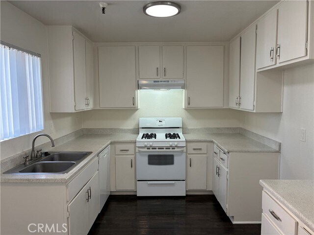 Foto del edificio - 13535 Yukon Ave
