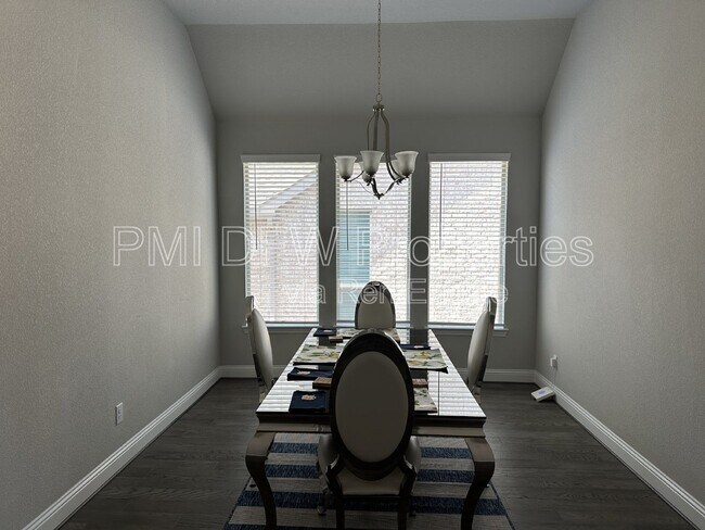 Foto del edificio - 2222 McMullin Dr