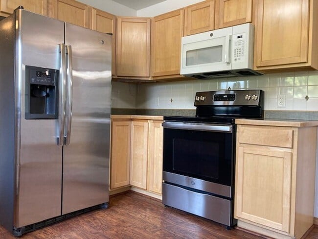Building Photo - Dog friendly 3 Bedroom Condo!