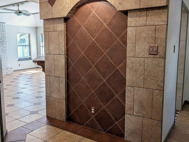 Building Photo - Spacious Family Rental Home