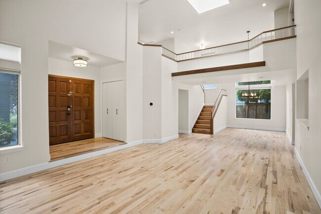 Foto del edificio - Luxury Rental in University Place's Gated ...