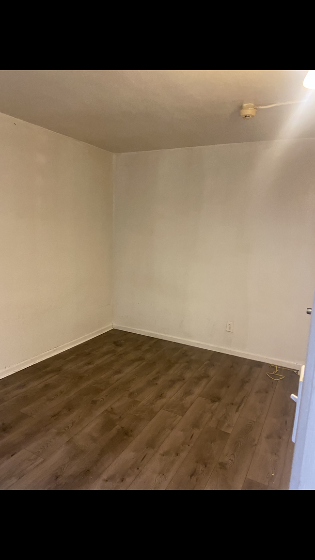 1 awesomest bedroom - 210 E Algonquin Rd