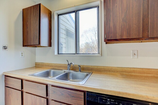 Foto del edificio - UPDATED 2 BEDROOM CONDO- Available August ...