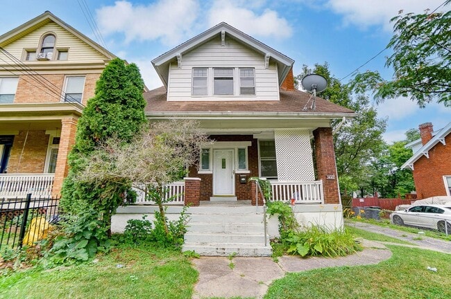 Building Photo - 3 Bedroom, 1 Bathroom Home, Large Entertai...