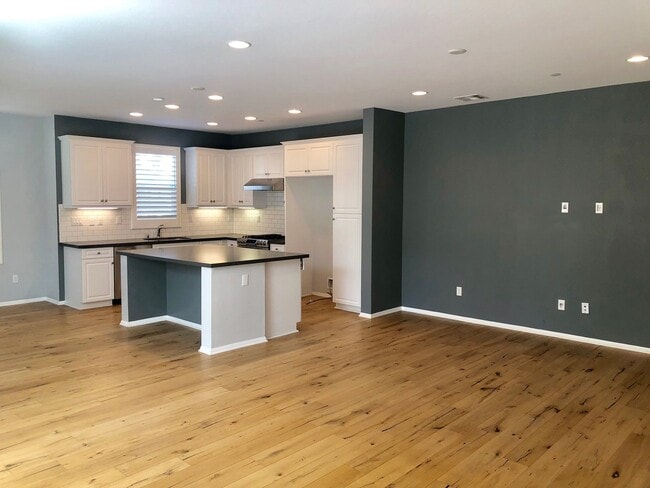 Building Photo - Beautiful East Ventura Home- Enclave Community