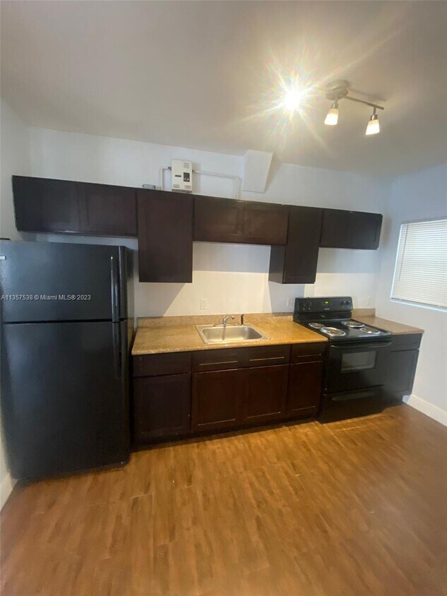 Foto principal - 137 NW 15th St