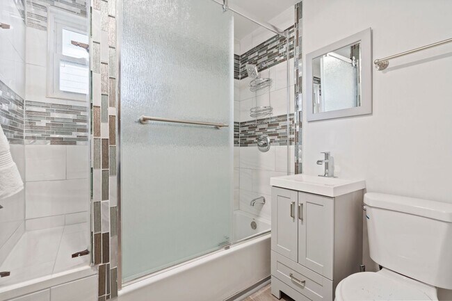 Foto del edificio - 2224 E 68th St