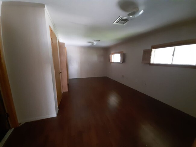 Building Photo - 5 Bedroom House in a great Neighborhood!
