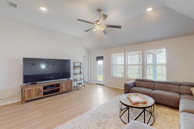 Building Photo - 512 Bronze Forest Dr