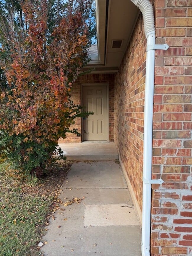 Foto del edificio - Updated Duplex - Mustang Schools - Open Fl...