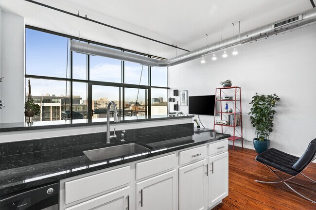Building Photo - 1224 W Van Buren St