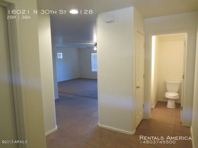 Building Photo - Nice Townhouse w/ 2 Car Garage and Yard!