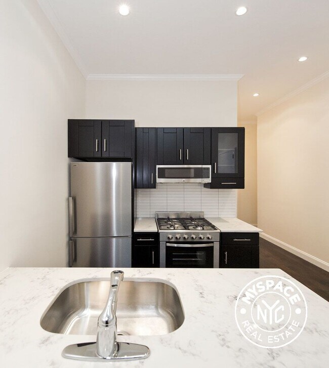 Building Photo - 106 Bedford Ave