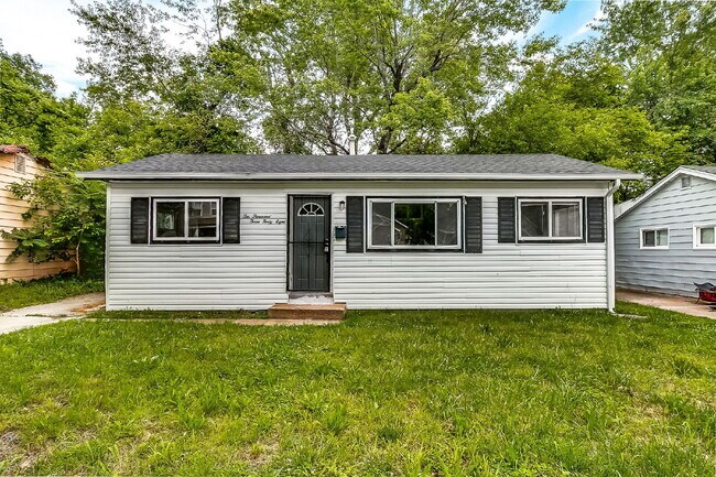 Building Photo - "Charming 3-Bedroom Gem with Cozy Living Space in Saint Louis!"